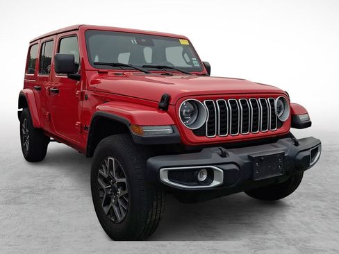 Used 2025 Jeep Wrangler Unlimited Sahara AWD/4WD image 3