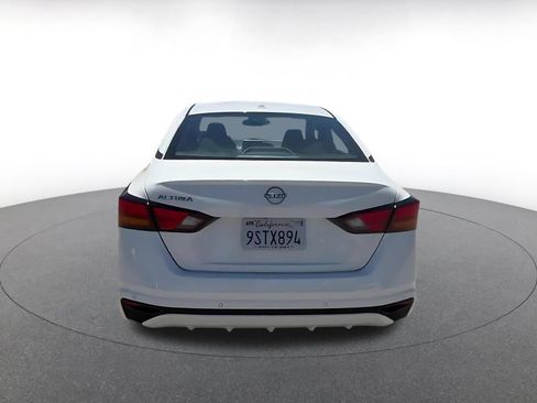 Used 2025 Nissan Altima 2.5 SV FWD image 12