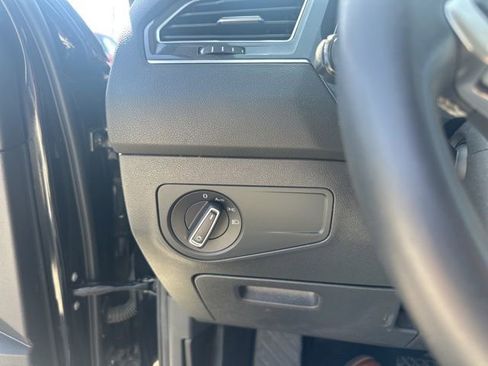 Used 2022 Volkswagen Tiguan SE w/ Panoramic Sunroof Package AWD/4WD image 9