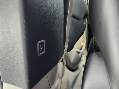 Used 2024 Chrysler Pacifica Touring-L image 40