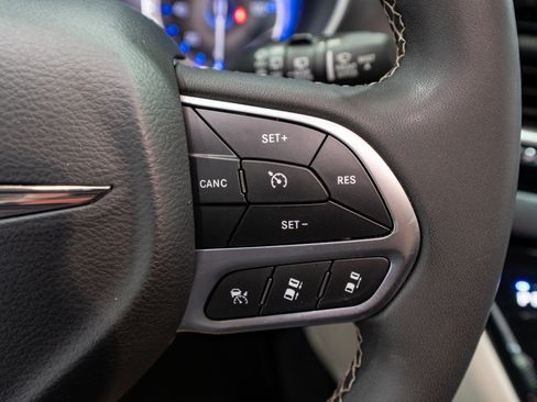 Used 2023 Chrysler Pacifica Touring-L FWD image 24
