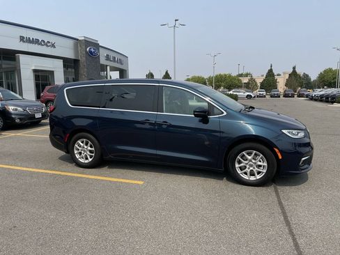 Used 2023 Chrysler Pacifica Touring-L FWD image 10
