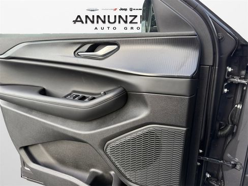 New 2025 Jeep Grand Cherokee Altitude image 28