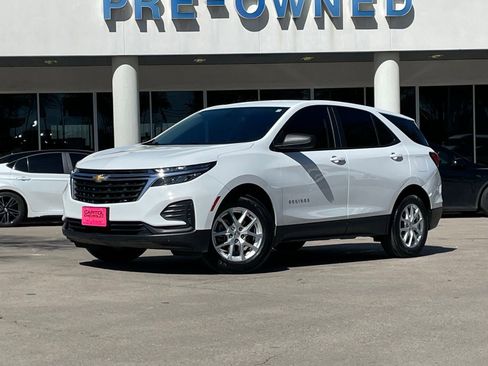 Used 2022 Chevrolet Equinox LS w/ LS Convenience Package image 2