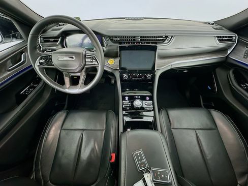 Used 2022 Jeep Grand Cherokee Overland w/ Luxury Tech Group IV AWD/4WD image 10