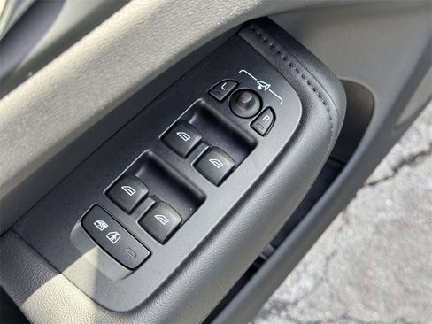 Certified 2023 Volvo XC60 B5 Plus w/ Climate Package image 15