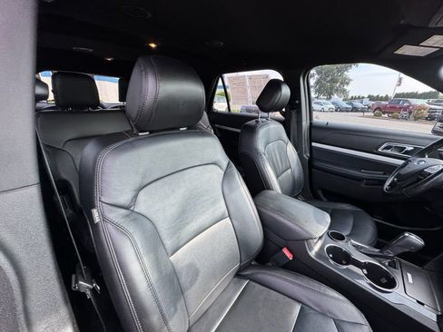 Used 2017 Ford Explorer XLT w/ Equipment Group 202A FWD image 11