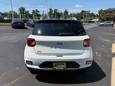 Used 2025 Hyundai Venue Limited FWD image 4