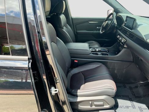 Used 2025 Honda Pilot Black Edition image 31