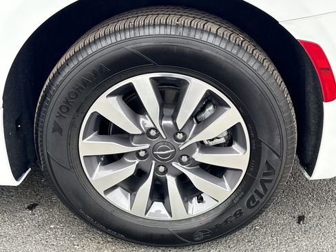 Used 2025 Chrysler Pacifica Select w/ Uconnect Theater Family Group image 12