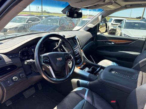 Used 2019 Cadillac Escalade Luxury AWD/4WD image 10