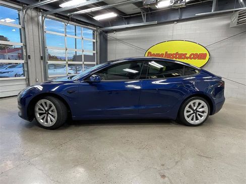 Used 2022 Tesla Model 3 Standard Range image 2