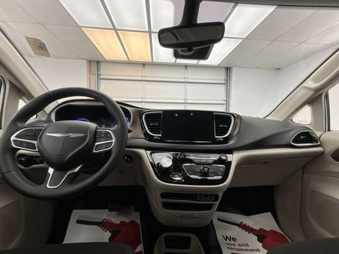 Used 2024 Chrysler Voyager LX FWD image 4