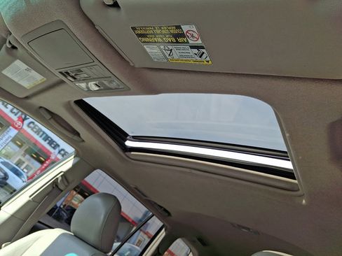 Used 2012 Toyota Highlander Limited w/ Tow Pkg image 16