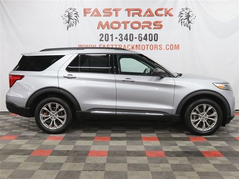Used 2022 Ford Explorer XLT w/ Equipment Group 202A image 4
