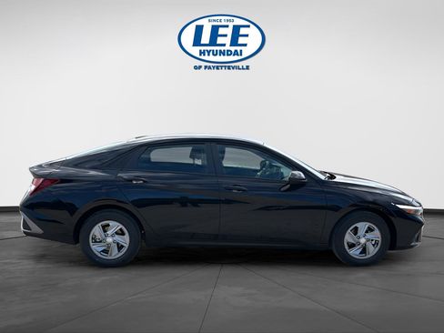 New 2026 Hyundai Elantra SE FWD image 2