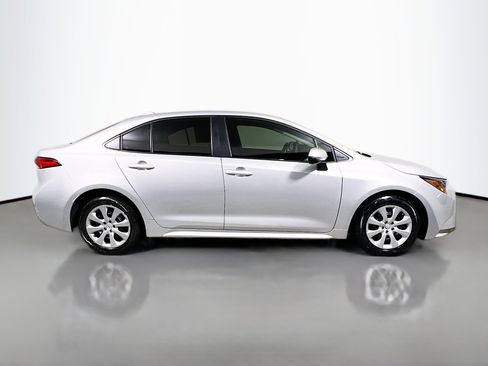 Used 2025 Toyota Corolla LE image 3