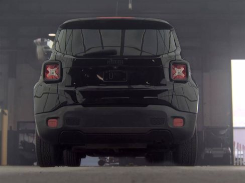 Used 2017 Jeep Renegade Altitude FWD image 7