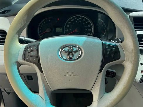 Used 2013 Toyota Sienna LE FWD image 24