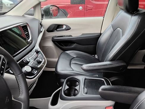 Used 2023 Chrysler Pacifica Touring-L FWD image 9