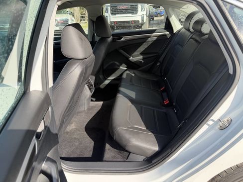 Used 2018 Volkswagen Passat 2.0T SE image 18
