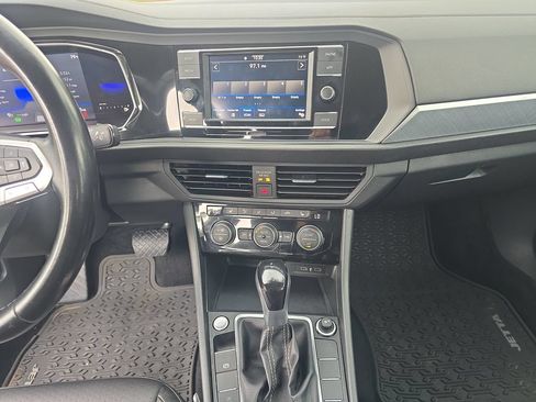 Used 2022 Volkswagen Jetta SE FWD image 19