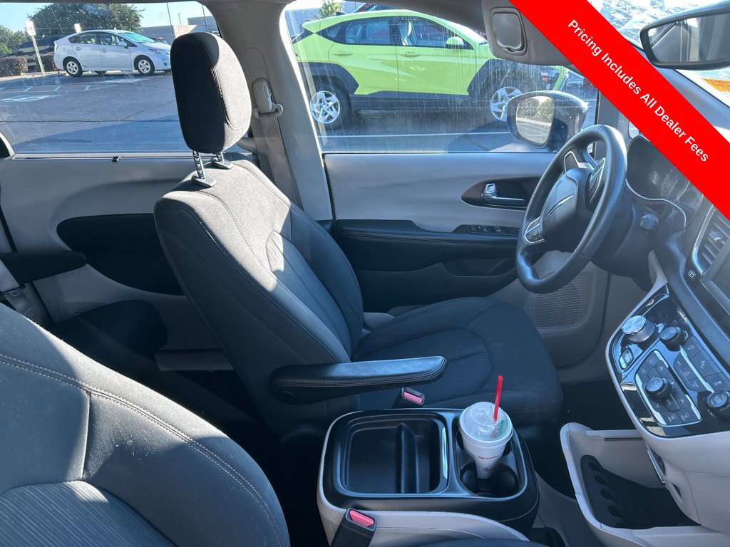 Used 2018 Chrysler Pacifica Touring Plus w/ Tire & Wheel Group FWD image 3