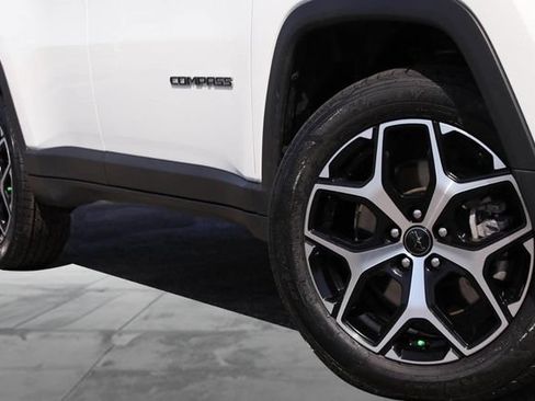 Used 2025 Jeep Compass Limited AWD/4WD image 3