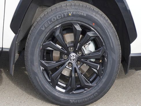 Used 2022 Toyota RAV4 SE image 5