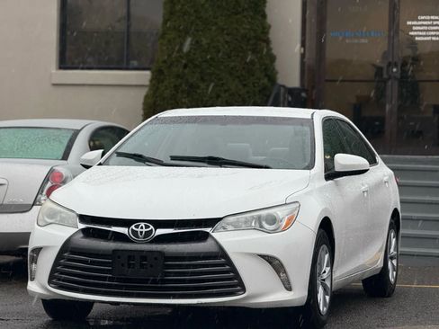 Used 2016 Toyota Camry LE FWD image 2