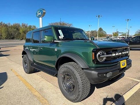 New 2025 Ford Bronco Outer Banks w/ Sasquatch Package image 2