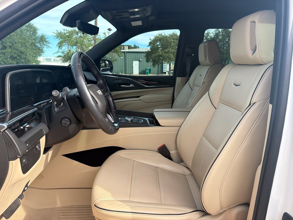 Used 2023 Cadillac Escalade Premium Luxury RWD image 13