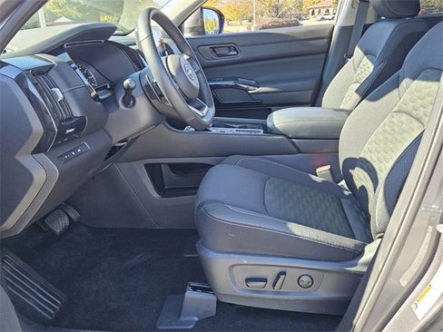 Used 2025 Nissan Pathfinder SV image 5