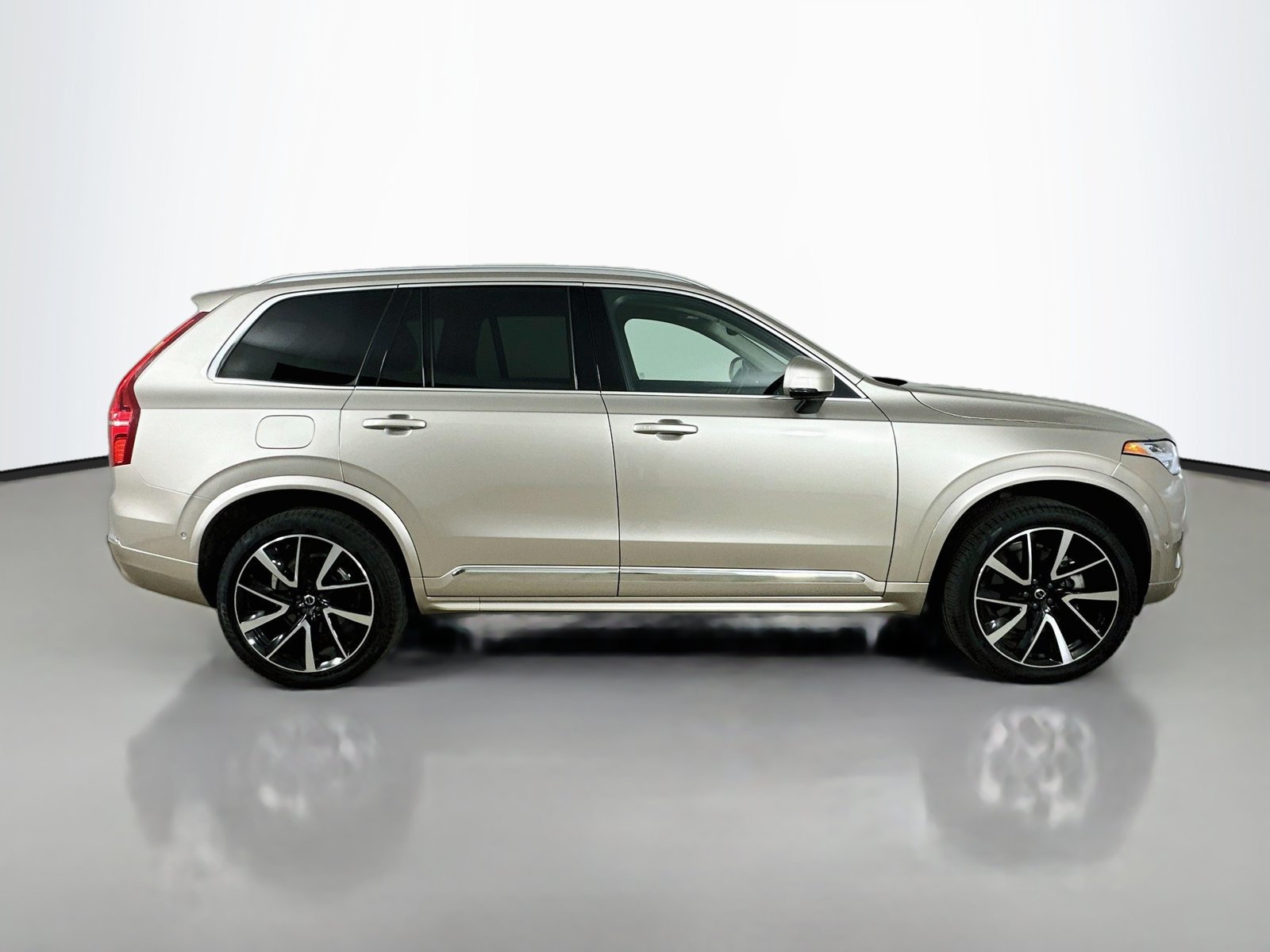 Used 2025 Volvo XC90 B6 Plus w/ Protection Package Premier AWD/4WD image 4
