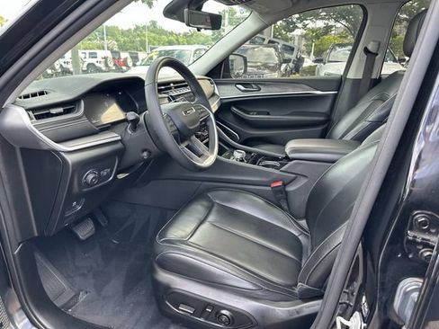 Used 2023 Jeep Grand Cherokee Limited w/ Luxury Tech Group II AWD/4WD image 16