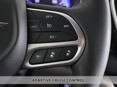 Used 2024 Chrysler Pacifica Touring-L image 3