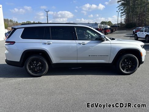 Used 2025 Jeep Grand Cherokee L Altitude image 2