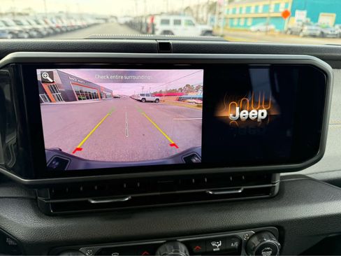 Used 2025 Jeep Gladiator Sport image 18