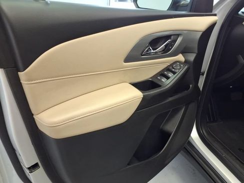 Used 2022 Chevrolet Traverse LS FWD image 11