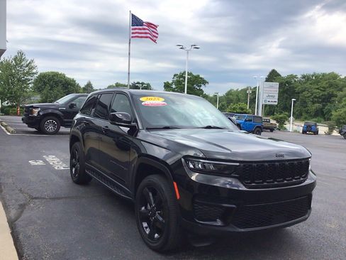 Certified 2025 Jeep Grand Cherokee Altitude AWD/4WD image 3