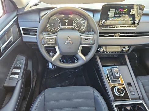 Used 2024 Mitsubishi Outlander SE image 13