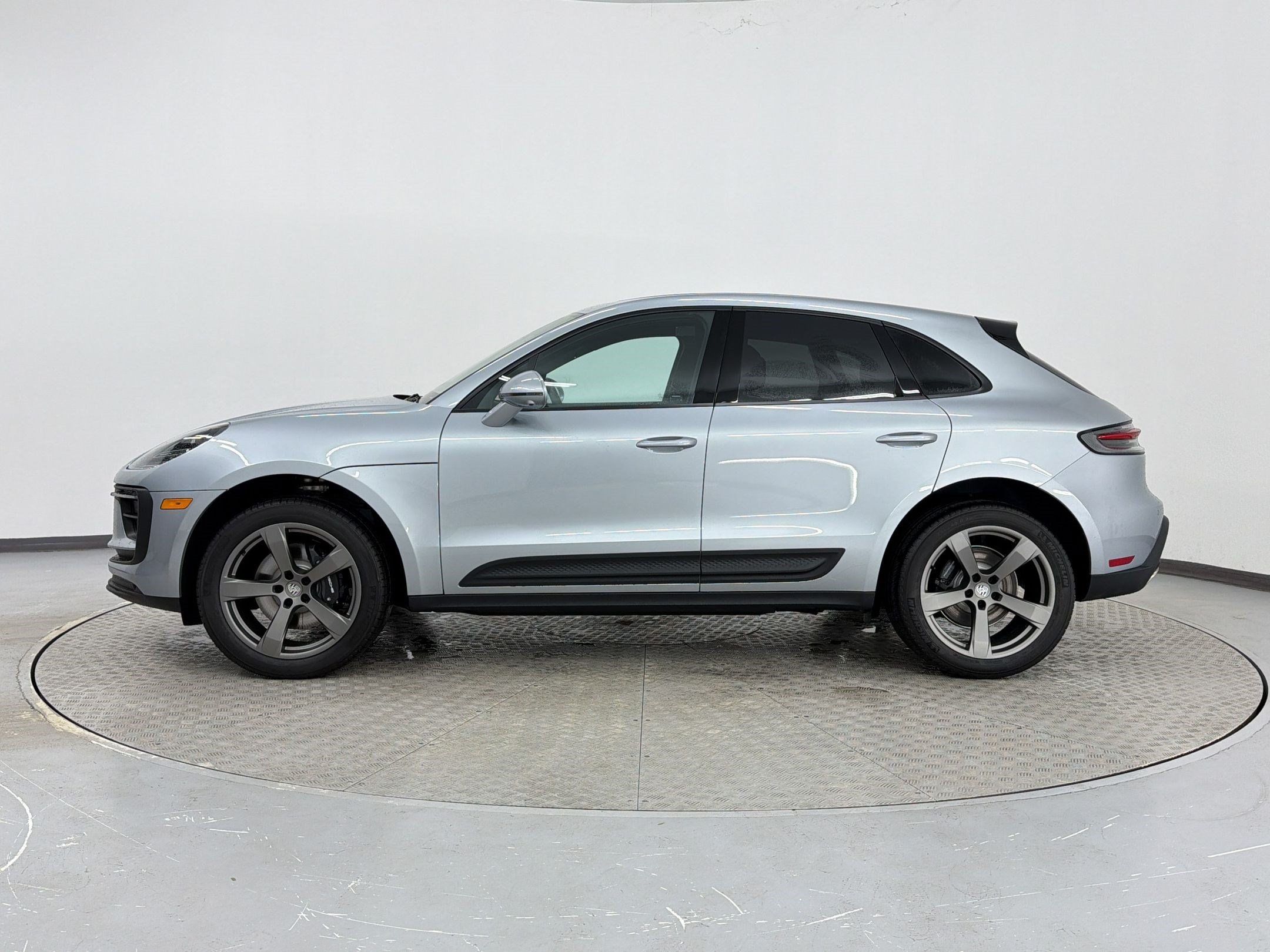 Used 2026 Porsche Macan AWD/4WD image 2