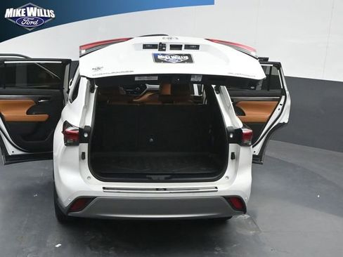 Used 2023 Toyota Highlander Platinum image 14