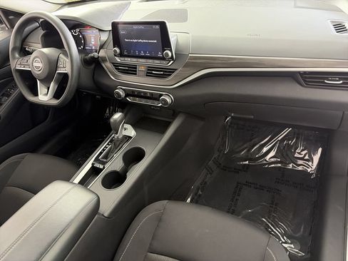 Used 2025 Nissan Altima 2.5 SV FWD image 25