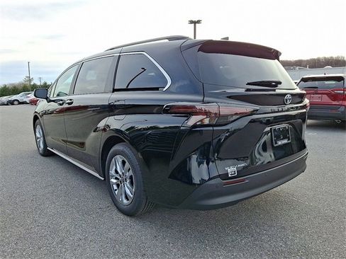 New 2026 Toyota Sienna XLE image 3