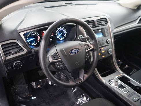Used 2018 Ford Fusion SE FWD image 19