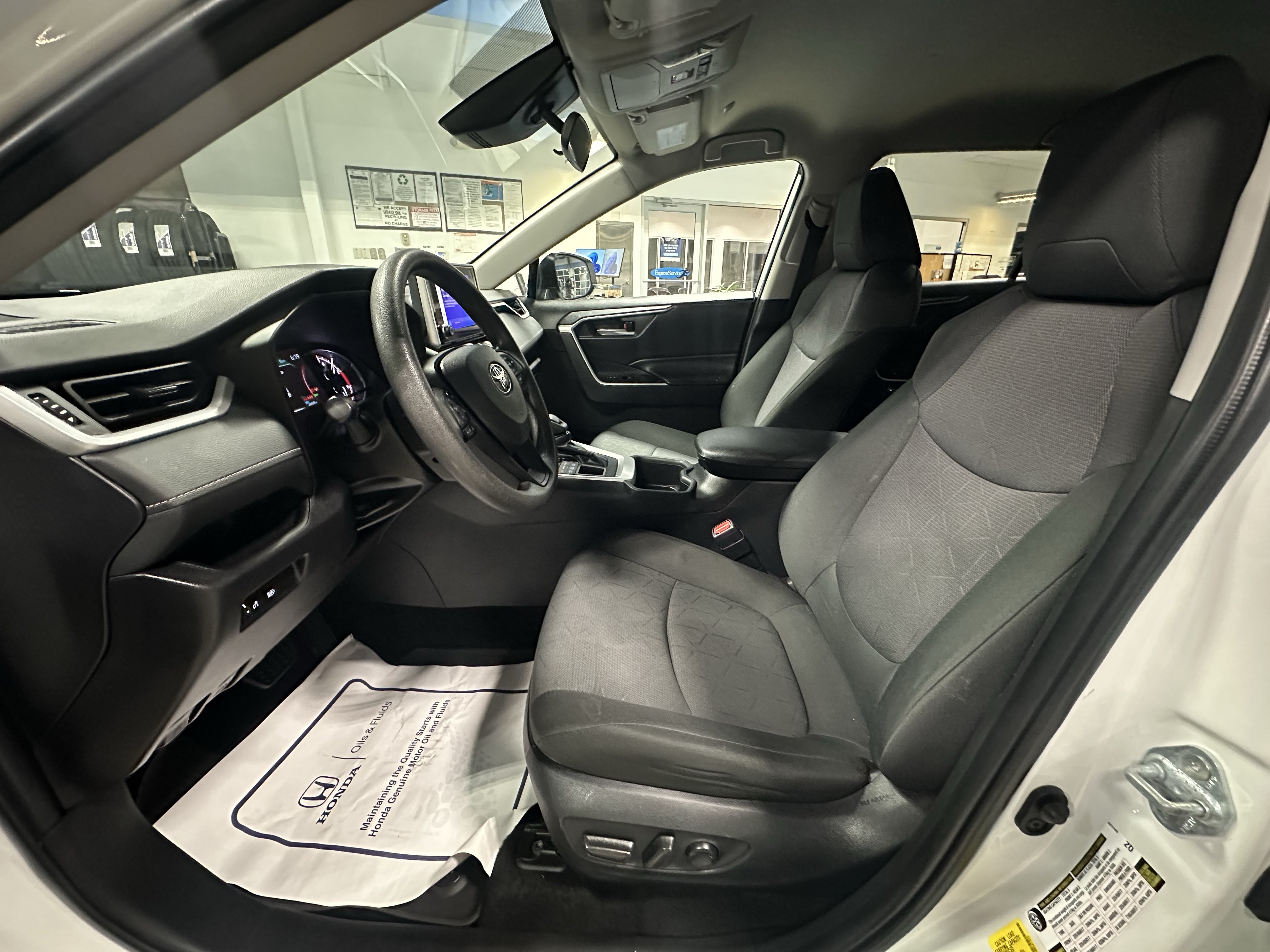 Used 2024 Toyota RAV4 XLE AWD/4WD image 9
