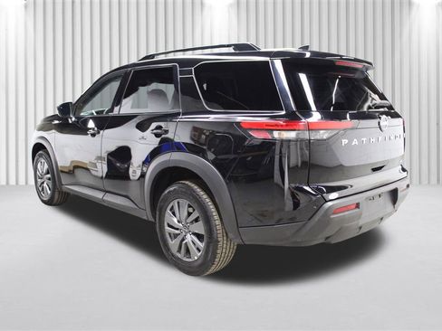 Used 2025 Nissan Pathfinder SV image 5