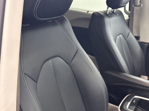 Used 2024 Chrysler Pacifica Touring-L image 11