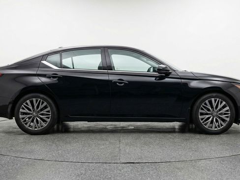 Used 2025 Nissan Altima 2.5 SV image 11